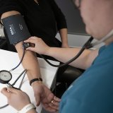En 2022, ce sont les individus qui ont le plus fortement participé au financement du système de santé, assurant 60% des coûts. Cela équivaut à 526 francs par personne et par mois. L'Etat a lui contribué à hauteur de 32%, alors que la part des entreprises s'est élevée à 5%. (Photo symbolique) KEYSTONE/CHRISTIAN BEUTLER